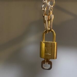 Vintage LV lock & key: gold. #319